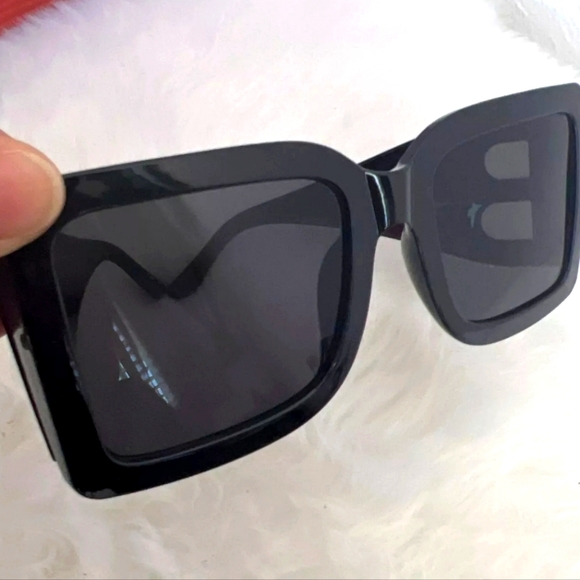 BRAND NEW Designer Inspired (Burb3rry 2022 Style) Women's Sunglasses - Picture 3 of 4